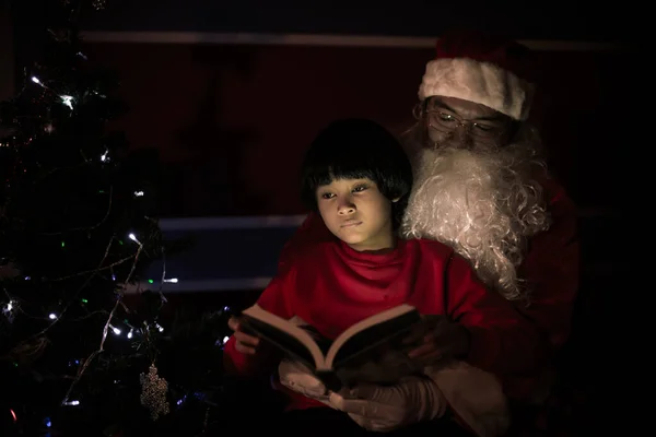 Cláusula Santa Leer Cuento Para Niños Festival Navidad Casa —  Fotos de Stock