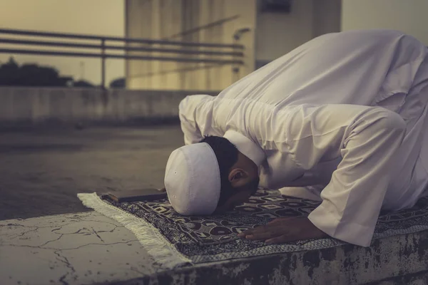 Fiatal Ázsiai Muszlim Férfi Imádkozik Naplemente Alatt Ramadan Fesztivál Koncepció — Stock Fotó