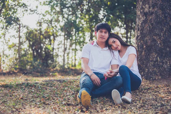 Young Asian Couple Love Spending Time Together Forest — Stock Photo, Image