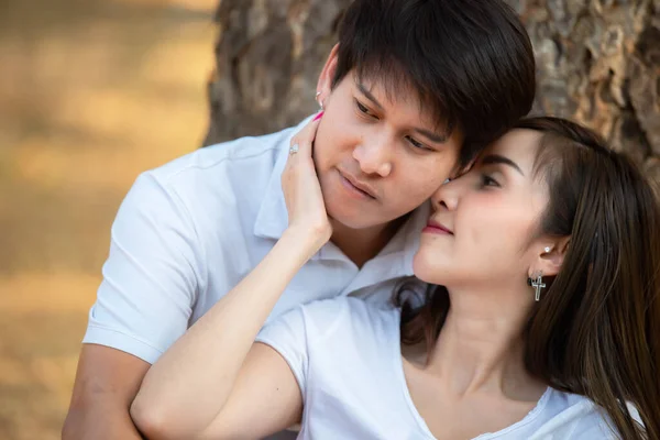 Jovem Asiático Casal Amor Passar Tempo Juntos Floresta — Fotografia de Stock
