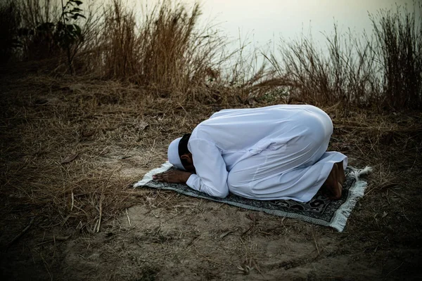 Jonge Aziatische Moslim Man Biddend Tijdens Zonsondergang Ramadan Festival Concept — Stockfoto