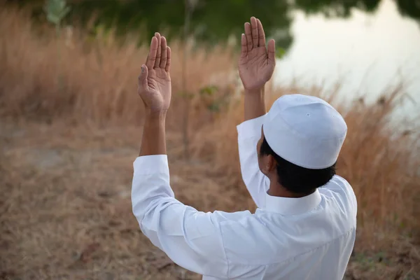 Pemuda Muslim Asia Berdoa Selama Matahari Terbenam Ramadan Konsep Festival — Stok Foto