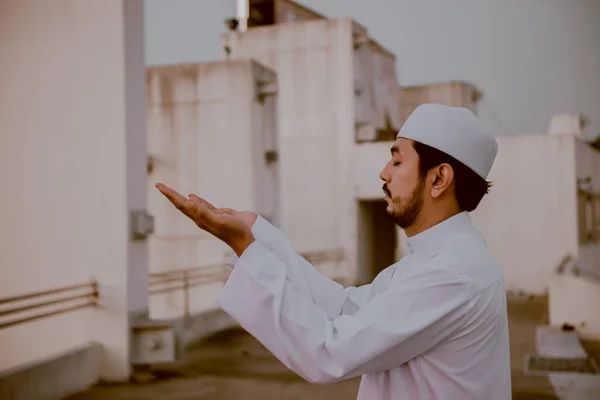 Jovem Asiático Muçulmano Homem Orando Durante Pôr Sol Ramadã Festival — Fotografia de Stock