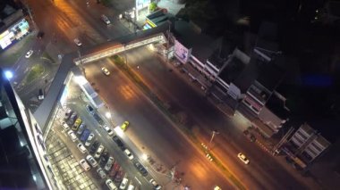 Gece vakti şehir manzarası aydınlatmasının hava görüntüsü 