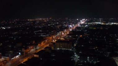 Gece vakti şehir manzarası aydınlatmasının hava görüntüsü 
