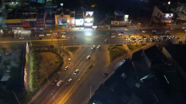 Gece vakti şehir manzarası aydınlatmasının hava görüntüsü 