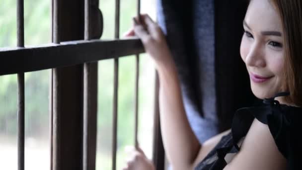 실내에서 포즈를 취하는 아름다운 아시아 여인의 — 비디오