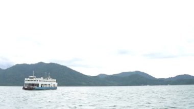 Bulutlu arka planda yüzen turistik tekne manzarası 