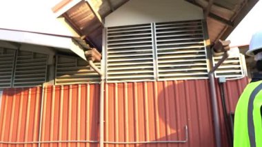 Dizüstü bilgisayarı olan erkek mühendis yapı için nesneyi kontrol ediyor, iş için yeni konum  