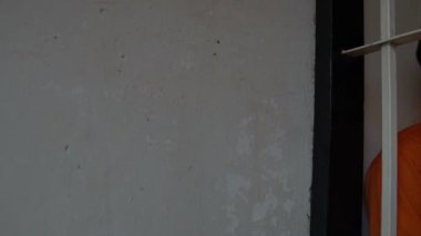 Demir hapishanede çaresiz Asyalı bir adamın portresi, mahkum konsepti.
