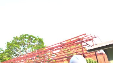 Dizüstü bilgisayarı olan erkek mühendis yapı için nesneyi kontrol ediyor, iş için yeni konum  