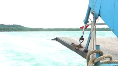 Bulutlu arka planda, denizdeki tekne manzarası 