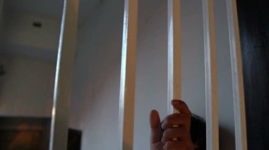 Demir hapishanede çaresiz Asyalı bir adamın portresi, mahkum konsepti.