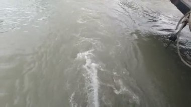 Dalgalı denizdeki tekneden arka plan olarak görünüm