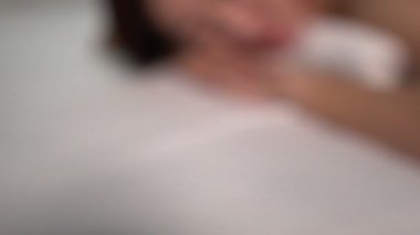 Asyalı güzel kadın güzellik salonunda dinleniyor, güzellik konsepti.    