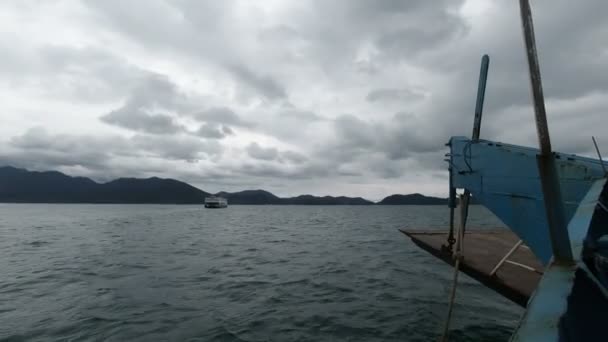 Vista Desde Barco Sobre Mar Sobre Cielo Nublado Fondo — Vídeo de stock