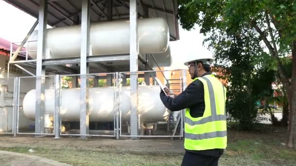 Ingeniero Masculino Con Objeto Comprobación Del Ordenador Portátil Para Construcción — Vídeos de Stock