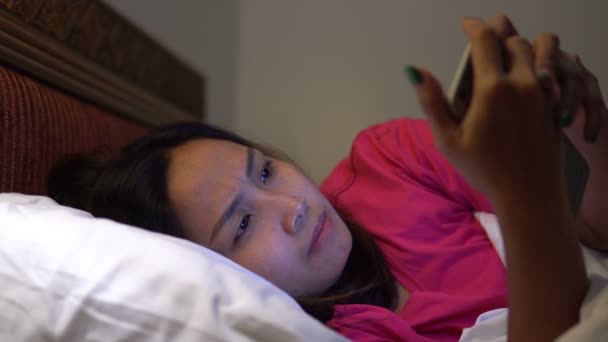 Asyalı Kadın Gece Yatakta Akıllı Telefon Çalar — Stok video