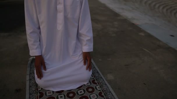 Молодой Азиат Мусульманин Молится Фоне Заката Концепция Фестиваля Рамадан — стоковое видео