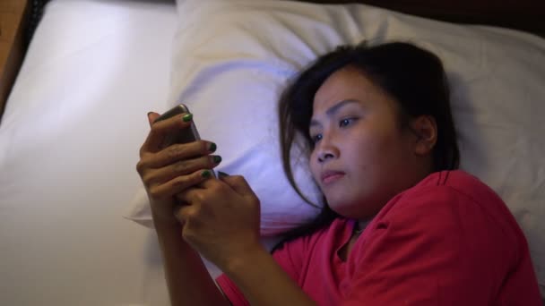 Mujer Asiática Jugar Smartphone Cama Por Noche — Vídeo de stock