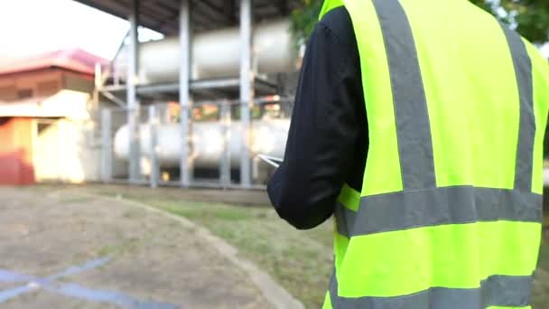 Ingeniero Masculino Con Objeto Comprobación Del Ordenador Portátil Para Construcción — Vídeo de stock