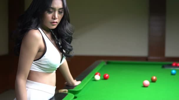 Asiatisk Vacker Kvinna Bär Svart Ett Stycke Och Poserar Snooker — Stockvideo