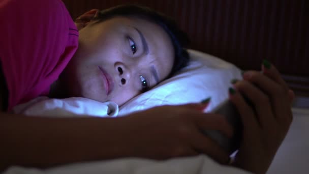 Asian Woman Play Smartphone Bed Nighttime — Stock Video