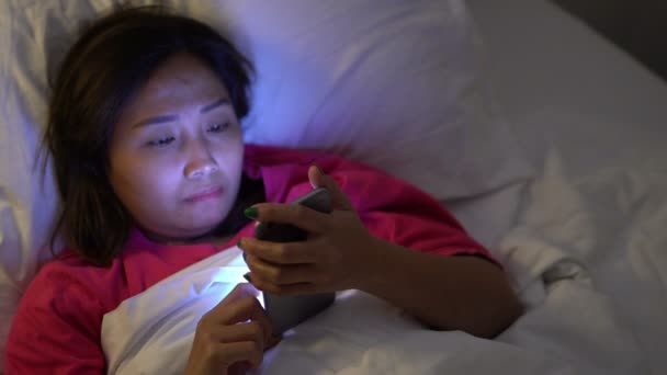 Азиатка Играет Смартфоне Постели Ночью — стоковое видео