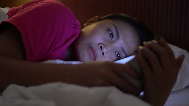 Asiatin Spielt Nachts Smartphone Bett — Stockvideo
