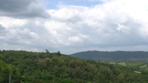 Вид Облачного Неба Над Зелеными Деревьями Дневное Время — стоковое видео