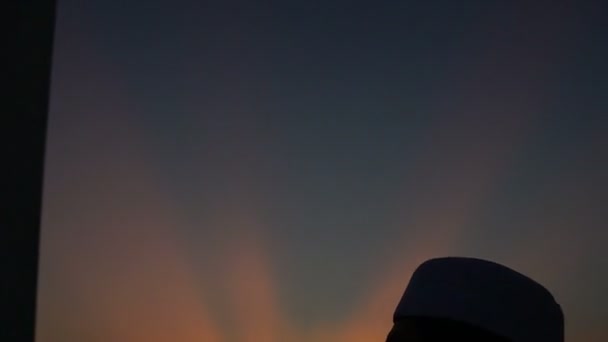 Силует Молодий Азійський Муслім Молиться Заході Сонця Рамадан — стокове відео