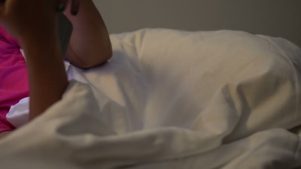 Mujer Asiática Jugar Smartphone Cama Por Noche — Vídeo de stock