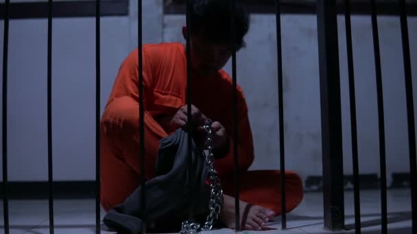 Asiatischer Mann Verzweifelt Eisernen Gefängnis Häftlingskonzept — Stockvideo