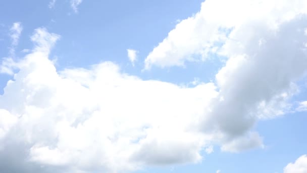 vue du mouvement des nuages sur fond de ciel bleu  