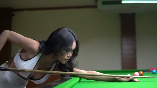 Ásia Bela Mulher Vestindo Preto Uma Peça Posando Snooker Clube — Vídeo de Stock