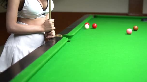 Ásia Bela Mulher Vestindo Preto Uma Peça Posando Snooker Clube — Vídeo de Stock