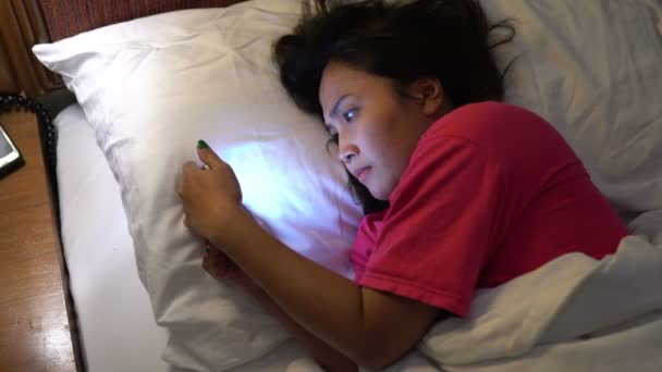 Ázsiai Játszani Smartphone Ágyban Éjszaka — Stock videók