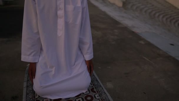 年轻的亚洲穆斯林男子在日落的背景下祈祷 斋月节的概念 — 图库视频影像