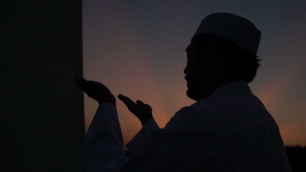 Sylwetka Młody Azjatycki Muzułmanin Modlący Się Zachodzie Słońca Koncepcja Festiwalu — Wideo stockowe