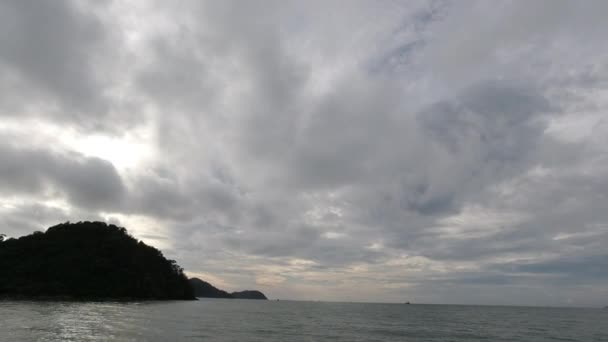 Utsikt Från Båt Havet Molnig Himmel Bakgrund — Stockvideo