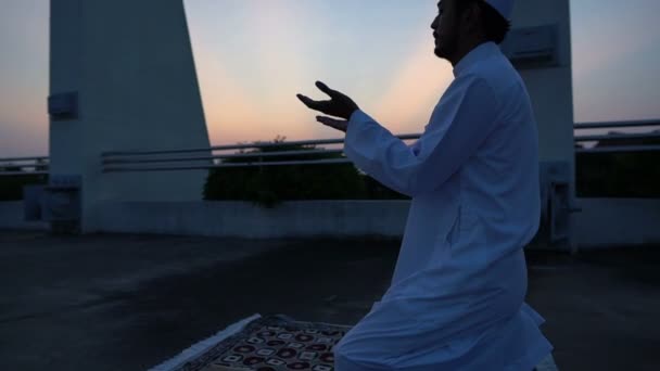 Jovem Asiático Muçulmano Homem Orando Pôr Sol Fundo Ramadã Festival — Vídeo de Stock