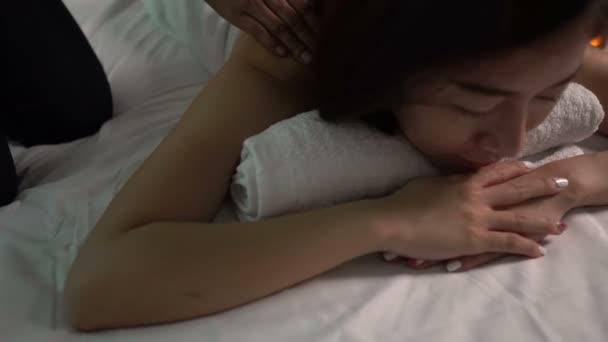 スパサロンでリラックスしたアジアの美しい女性 美容コンセプト — ストック動画