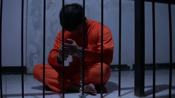 Asiatisk Man Desperat Järnfängelset Fånge Koncept — Stockvideo