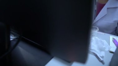 Laboratuvarda çalışan kadın bilim adamı ürünler geliştirmek için deneyler ve araştırmalar yapıyor, koronavirüs kavramı