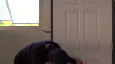 Kadın fidyeci elinde bıçak ve iple bağlanmış Asyalı rehine kadını tehdit ediyor. 