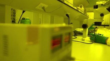 Sarı labaratuvarda çalışan Asyalı bilim adamı, deneylerin sonuçlarını araştıran araştırmacı, yeni coronavirüs türlerini önlemek ve yok etmek için kan tahlili yapan doktor.