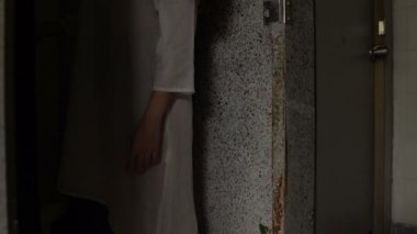 Asyalı kadın portresi, hayalet yüzü, korku sahnesi, korkunç arka plan, Cadılar Bayramı konsepti. 