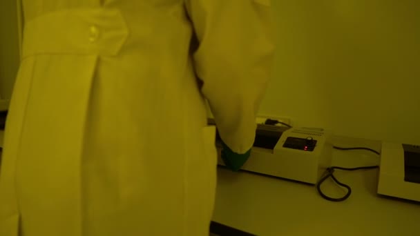 Scienziato Asiatico Che Lavora Nel Laboratorio Giallo Ricercatore Ricerca Trovare — Video Stock