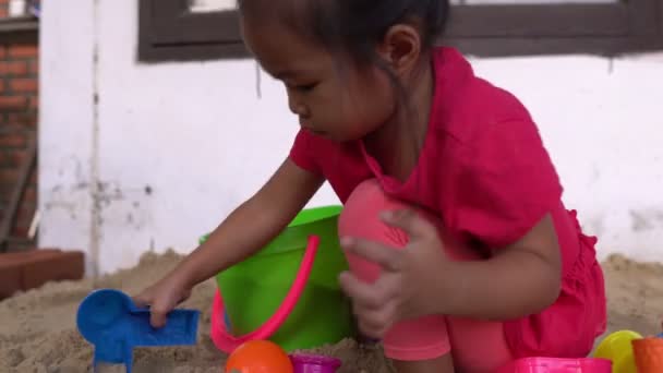 Klein Meisje Spelen Zand Aan Voorkant Huis Tijd Ontspannen — Stockvideo