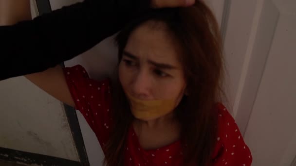 Женщина Похититель Держит Нож Угрожает Азиатской Женщине Заложнице Ограниченной Веревкой — стоковое видео